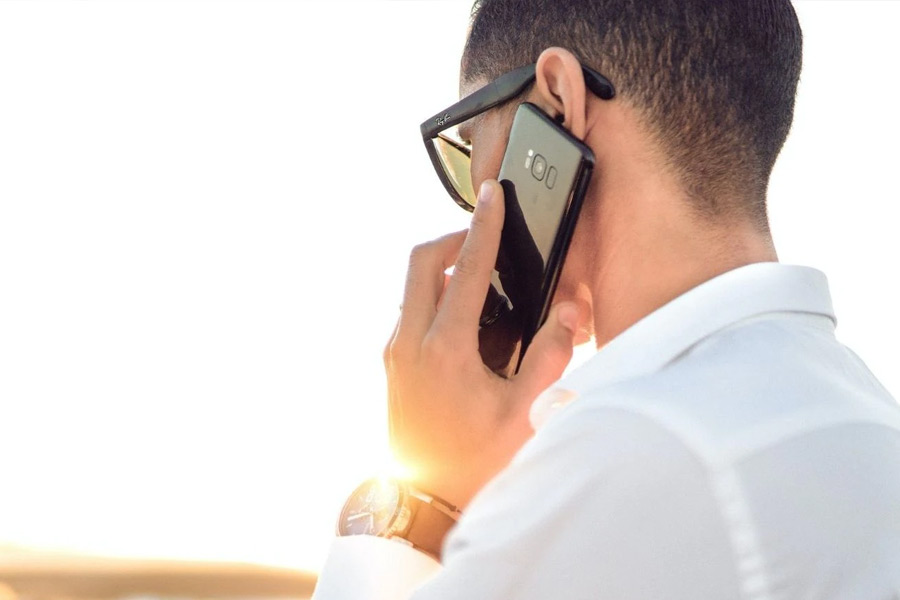 কলেজের নথিপত্র ঘেঁটে ওই ছাত্রীর যোগাযোগের নম্বর সংগ্রহ করেন রবিন। তার পর ‘হোমওয়ার্ক’ সংক্রান্ত আলোচনার ছুতোয় দিনের পর দিন ফোন করতেন। 