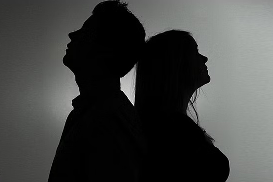 ছাত্রীর অভিযোগ, রবিন ফোন করে প্রথম প্রথম পড়াশোনা সংক্রান্ত আলোচনা করলেও, শীঘ্রই তা অন্য দিকে মোড় নেয়। তাঁদের আলোচনা, গল্পগুজব শারীরিক চাহিদাকে কেন্দ্র করে আবর্তিত হত। 