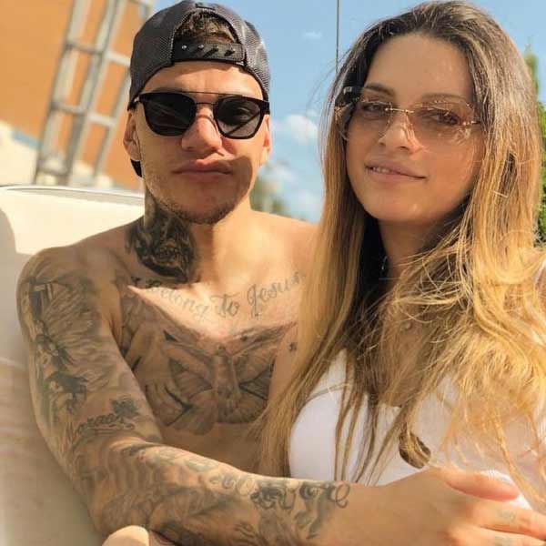 এডারসন মোরায়েস ব্রাজিল ছাড়াও খেলেন ম্যানচেস্টার সিটির জার্সিতে। তাঁর পোর্তুগিজ় স্ত্রী লাইস, যাঁর সঙ্গে এডারসনের সম্পর্ক প্রায় ৬ বছরের। ২০১৭ সাল থেকে ইংল্যান্ডে থাকেন দম্পতি। তাঁদের তিন সন্তান— ইয়াসমিন, হেনরিক এবং লরা।