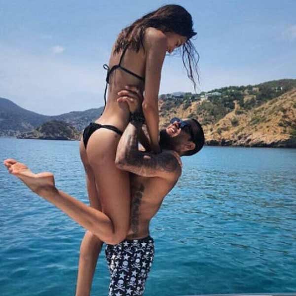 ব্রাজিল তথা বার্সেলোনার তারকা ফুটবলার দানি আলভেসের স্ত্রী জোয়ানা সানজ়। পেশায় সুপারমডেল। জোয়ানা আলভেসের চেয়ে বছর দশেকের ছোট। মাত্র ১৭ বছর বয়সে মডেলিং দুনিয়ায় নিজেকে প্রতিষ্ঠিত করেছিলেন জোয়ানা।