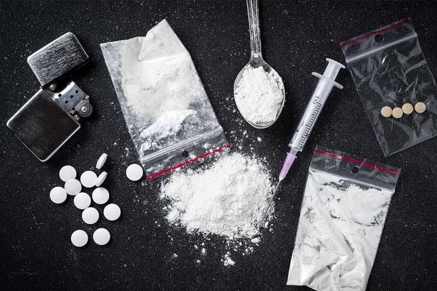 ছাত্রীর কাছে মাদক দাবি করতেন রবিন। তাঁকে মাদকের জোগান দেওয়ার জন্য চাপ দিতেন। তা না দেওয়া হলে সম্পর্ক ভেঙে দেওয়ার হুমকিও দিতেন। 