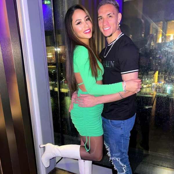 অ্যানটনি দোস সান্তোসের স্ত্রী রোসিলিন সিলভা। প্রচারের আলোর বাইরে থাকতেই ভালবাসেন তিনি। কেবল মাঝেমধ্যে সমাজমাধ্যমে কিছু কিছু ছবি তাঁকে পোস্ট করতে দেখা যায়।