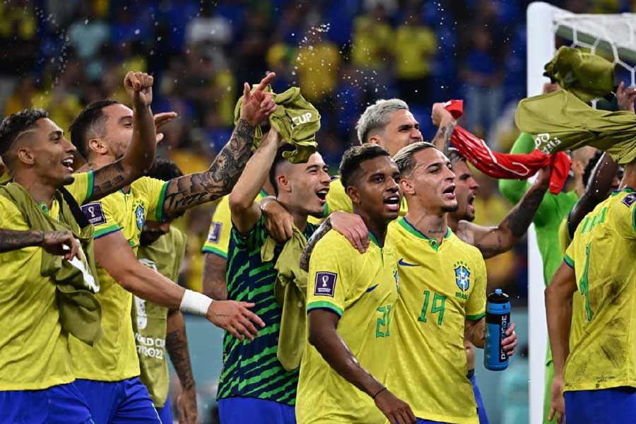 কাতারে ফুটবল বিশ্বকাপের সূর্য প্রায় মধ্যগগনে। গ্রুপ পর্যায়ের খেলা শেষ হয়েছে। প্রি-কোয়ার্টার ফাইনালে আরও কঠিন লড়াই দেখতে মুখিয়ে ফুটবল ভক্তরা।