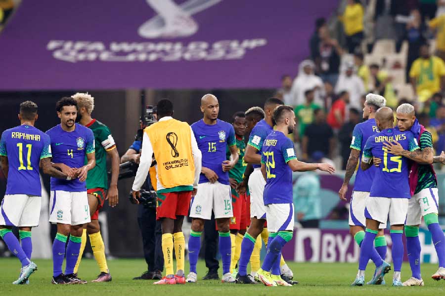 যদিও গ্রুপ পর্যায়ের শেষ ম্যাচটি ব্রাজিলের কাছে ছিল দুঃস্বপ্নের মতো। ক্যামেরুনের কাছে ০-১ হেরে গিয়েছে তারা। এই প্রথম কোনও আফ্রিকান দেশ বিশ্বকাপে ব্রাজিলকে হারিয়েছে।