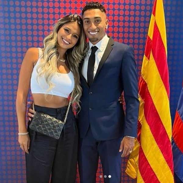 ব্রাজিলের তারকা ফুটবলার রাফিনহা। বার্সেলোনা ক্লাবেও ফরোয়ার্ড হিসাবে নিয়মিত খেলেন তিনি। তাঁর স্ত্রী হলেন নাটালিয়া বেল্লোলি। ২৩ বছরের এই তরুণী এক জন ডিজিটাল ইনফ্লুয়েন্সার। মাঠে হোক বা মাঠের বাইরে, সারা ক্ষণ তাঁকে রাফিনহোর সঙ্গেই দেখা যায়। ব্রাজিলের জার্সি গায়ে দলের হয়ে গলা ফাটিয়েছেন নাটালিয়া। চলতি বছরের শুরুতে তাঁদের বিয়ে হয়েছে। 