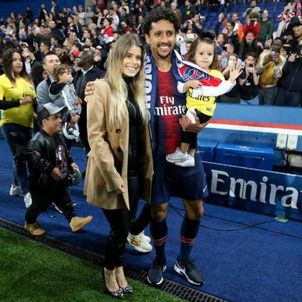 ব্রাজিলের আর এক তারকা ফুটবলার মার্কিনহোসের স্ত্রী হলেন ক্যারোল ক্যাবরিনো। ২০১৬ সালে তাঁদের বিয়ে হয়। ক্যারোল ব্রাজিলের জনপ্রিয় এক জন গায়িকা। সঙ্গীতের জগতে তাঁর খ্যাতি রয়েছে। তিনি পেশাগত ভাবে ডিজ়াইনারও বটে। সাও পাওলোতে ছোটদের পোশাকের একটি দোকানও রয়েছে তাঁর সংস্থার।