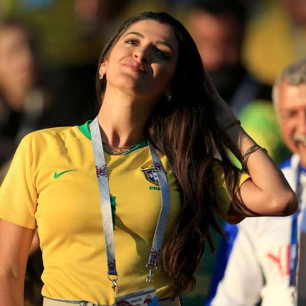 ব্রাজিলের গোলরক্ষক আলিসন বেকার। লিভারপুলেও গোলরক্ষক হিসাবে খেলেন তিনি। তাঁর স্ত্রীর নাম নাটালিয়া। ২০১৫ সালে তাঁদের বিয়ে হয়। নাটালিয়া পেশাদার চিকিৎসক। ফুটবলারদের সঙ্গে মডেলদের প্রেম, বিয়ের গতানুগতিক ধারা থেকে বেরিয়ে চিকিৎসক বান্ধবীকে বিয়ে করেন আলিসন। ব্রাজিলীয় এই দম্পতির তিন সন্তান, হেলেনা, ম্যাটেও এবং রাফায়েল।