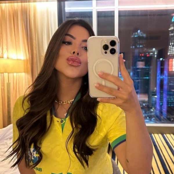 ম্যানচেস্টার ইউনাইটেড তারকা অ্যালেক্স টেলেস। ব্রাজিলের জাতীয় দলে লেফ্‌ট ব্যাক হিসাবে খেলেন তিনি। তাঁর বান্ধবী ভিটোরিয়া স্নাইডার ভার্গাস। সম্প্রতি তাঁদের বাগ্‌দান হয়েছে। ভিটোরিয়া সন্তানসম্ভবা। কাতারে গিয়ে ব্রাজিলের সমর্থনে গলা ফাটাচ্ছেন তিনিও। 