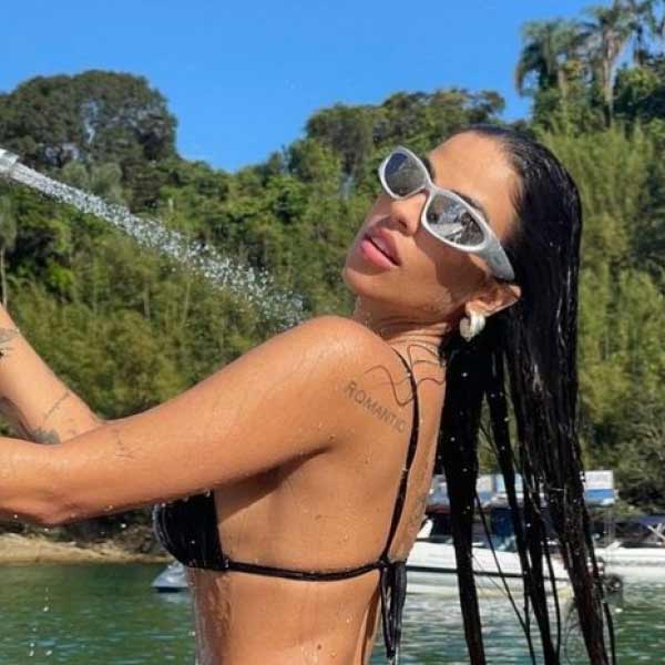 ব্রাজিল তথা স্পেনের ক্লাব রিয়েল মাদ্রিদের তারকা ফুটবলার ভিনিসিয়াস জুনিয়র। গুঞ্জন, তিনি বিখ্যাত মডেল মারিয়া জুলিয়া মাজ়াল্লির সঙ্গে সম্পর্কে রয়েছেন। তবে আনুষ্ঠানিক ভাবে এই সম্পর্ক নিয়ে তাঁরা মুখ খোলেননি। দু’জনকে একসঙ্গে একাধিক বার দেখা গিয়েছে। ইনস্টাগ্রামে মারিয়ার ১০ লক্ষের বেশি ফলোয়ার রয়েছে। ব্রাজিল দলের তারকাদের সঙ্গিনীদের মধ্যে তিনিই সবচেয়ে জনপ্রিয়।