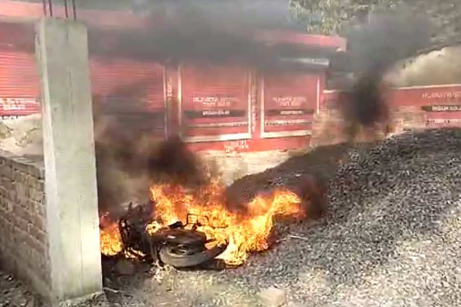 সরাসরি: শুভেন্দুর সভার পথে অশান্তি, আগুন, তৃণমূল-বিজেপি সংঘর্ষ ডায়মন্ড হারবারের কাছে