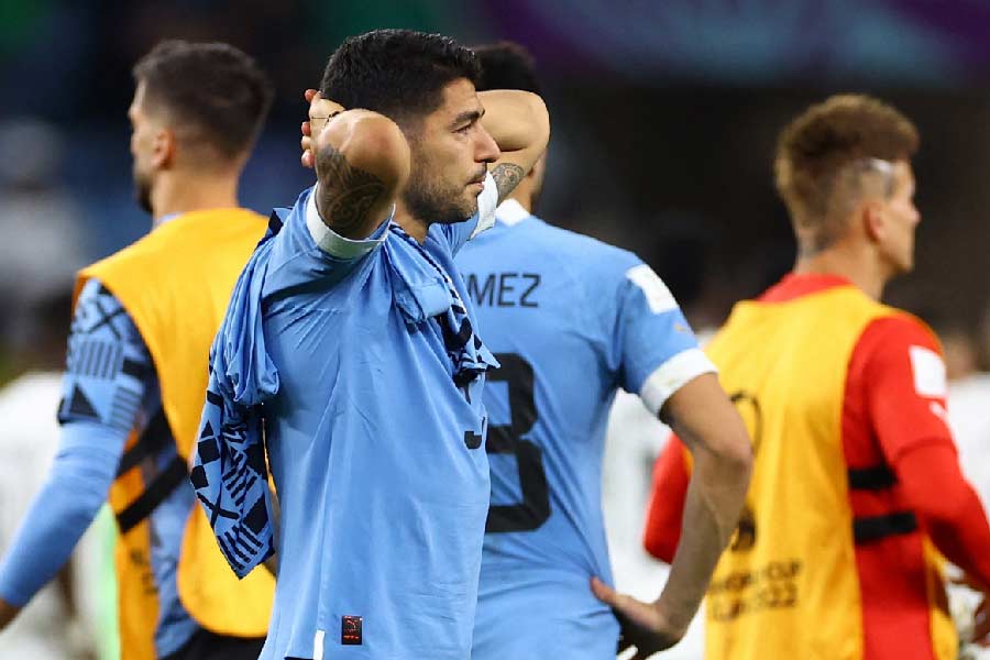 বিশ্বকাপের গ্রুপ পর্যায়ের খেলা শুক্রবার শেষ হয়েছে। শনিবার রাত থেকেই শুরু হবে নক আউট পর্ব। বহু সমর্থককে হতাশ করে গ্রুপ পর্ব থেকেই বিদায় নিয়েছে জার্মানি, উরুগুয়ের মতো বিশ্বকাপ জেতা দল। গ্রুপ পর্বে হারতে হয়েছে প্রায় সব নামী দলকেই।