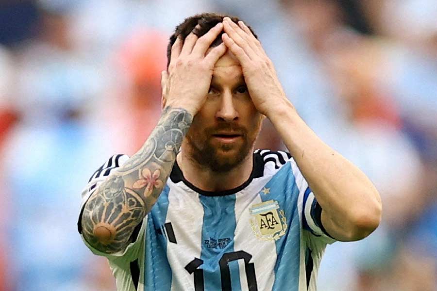 এ বারের বিশ্বকাপের প্রথম অঘটনটি ঘটায় সৌদি আরব। মেসির আর্জেন্টিনাকে হারিয়ে দিয়ে চমকে দেন সালেহ আলসেরিরা।