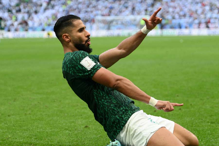 ম্যাচে নীল-সাদাদের গোটা তিনেক গোল অফসাইডের কারণে বাতিল হয়। মেসি গোল করলেও ১-২ গোলে হেরে বিশ্বকাপ অভিযান শুরু করতে হয় প্রাক্তন বিশ্বচ্যাম্পিয়নদের। তবে আর্জেন্টিনাকে হারালেও নকআউটে ওঠা হয়নি সৌদির।