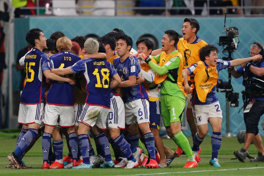 পরের চমকে দেওয়া ফল তার ঠিক পরের দিন। ই গ্রুপের ম্যাচে মুখোমুখি হয়েছিল জার্মানি এবং জাপান। পিছিয়ে থেকেও পর পর দু’গোল দিয়ে প্রাক্তন বিশ্বচ্যাম্পিয়নদের হারিয়ে দেয় সূর্যোদয়ের দেশ।