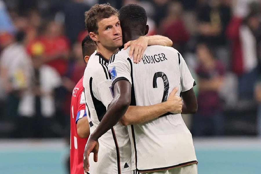 প্রথম ম্যাচেই হেরে নড়ে যায় জার্মানি। সেই ধাক্কা গ্রুপ পর্বের বাকি ম্যাচগুলিতেও কাটিয়ে উঠতে পারেননি টমাস মুলাররা। গ্রুপ পর্ব থেকেই বিদায় নিতে হয় প্রাক্তন বিশ্বচ্যাম্পিয়নদের।