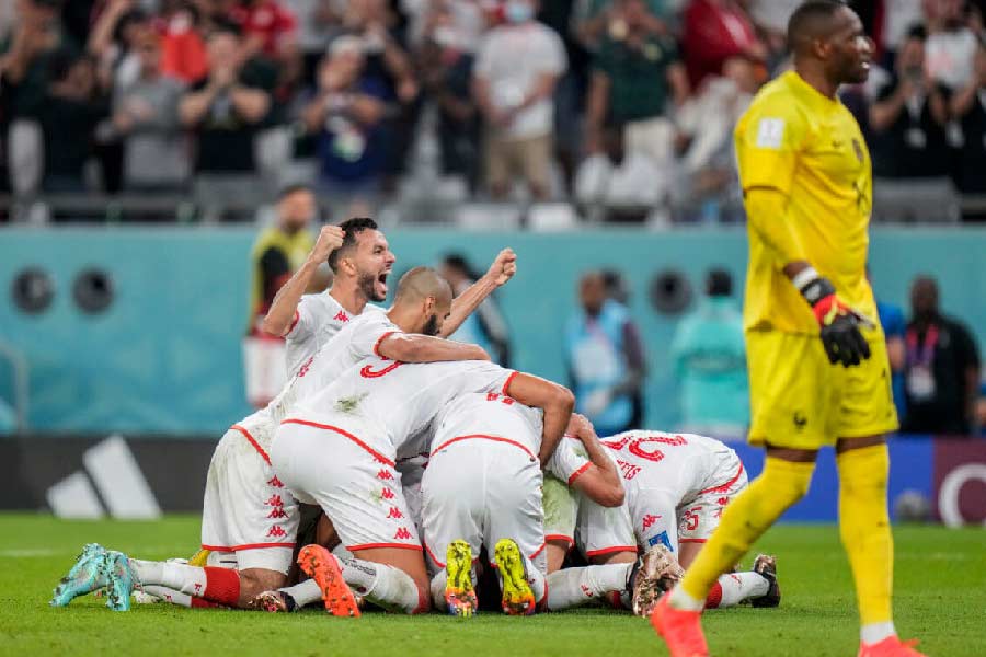 পরের ধাক্কাটা অপেক্ষা করছিল বিশ্বচ্যাম্পিয়ন ফ্রান্সের জন্য। টিউনিশিয়ার কাছে এক গোলে হারতে হয় এমবাপেদের। ম্যাচের একেবারে শেষ মুহূর্তে গ্রিজ়ম্যান গোল করলেও তা অফসাইডের জন্য বাতিল হয়।