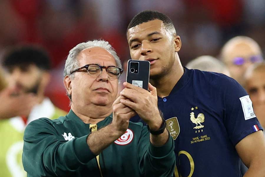 ম্যাচ হারলেও নক আউটে উঠতে অবশ্য সমস্যা হয়নি গত বারের চ্যাম্পিয়নদের। অন্য দিকে জিতলেও নক আউটে যেতে পারেনি টিউনিশিয়া।