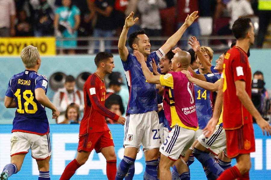 কোস্টা রিকাকে ৭ গোল দিয়ে বিশ্বকাপ অভিযান শুরু করা স্পেনকে অনেকেই যখন অপ্রতিরোধ্য ভাবছিলেন, ঠিক তখনই জাপানের সামনে ভেঙে পড়ে স্প্যানিশ আর্মাডা।