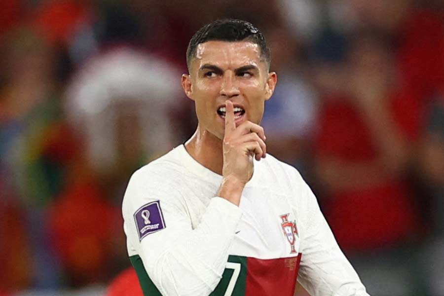 এর পর ধাক্কা খায় পর্তুগাল। প্রথম দুই ম্যাচে ঘানা এবং উরুগুয়েকে উড়িয়ে শুরু করা সিআর সেভেনরা যেন গোল নষ্টের প্রদর্শনীতে নেমেছিল শুক্রবার রাতে।