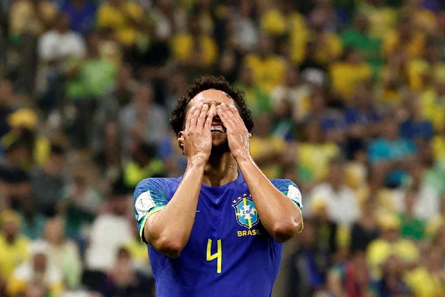 যখন মনে করা হচ্ছিল অঘটনের গ্রুপ পর্বের এখানেই শেষ, তখন বোধহয় আড়ালে হাসছিলেন ফুটবল দেবতা।