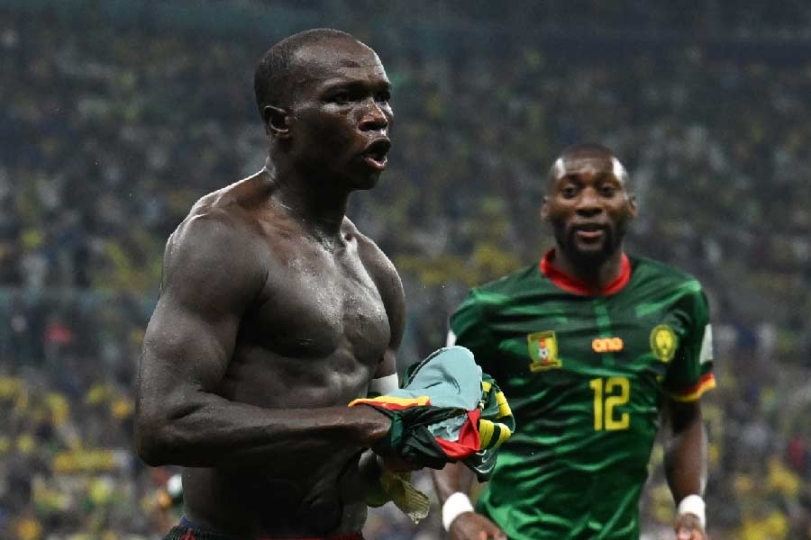 গ্রুপের শেষ ম্যাচে গোল করার একাধিক সুযোগ হেলায় হারিয়ে একেবারে শেষ মুহূর্তের গোলে হেরে যায় নেমারহীন ব্রাজিল। ক্যামেরুনের কাছে হারলেও অবশ্য নক আউটে যাওয়া আটকায়নি প্রাক্তন বিশ্বচ্যাম্পিয়নদের।