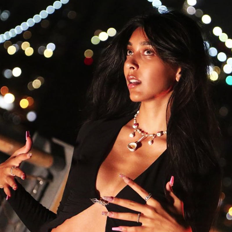 সমাজমাধ্যমে জীবনের কথা বলতেন মেঘা। মাত্র ২১ বছর বয়সেই জিতে নিয়েছিলেন অজস্র হৃদয়। তাঁর ভিডিয়োতে বলা কথাগুলি শুনে জীবনে বেঁচে থাকার প্রেরণা পেয়েছেন অনেকে।