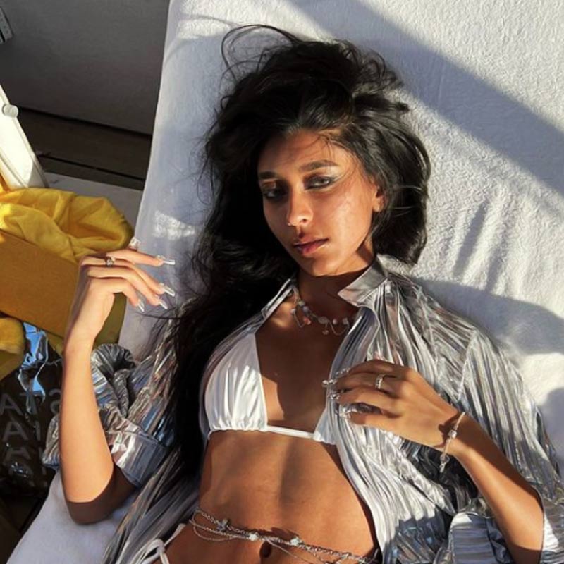 ইনস্টাগ্রামে মেঘার বাবা-মা যৌথ বিবৃতি দিয়ে লেখেন, ‘‘ভারাক্রান্ত হৃদয়ে জানাচ্ছি, আমাদের জীবনের আলো, আমাদের ফুটফুটে মেয়ে মেঘা ঠাকুর গত ২৪ নভেম্বর সকালে আচমকা এবং অপ্রত্যাশিত ভাবে পরলোকে পাড়ি দিয়েছে।’’ 