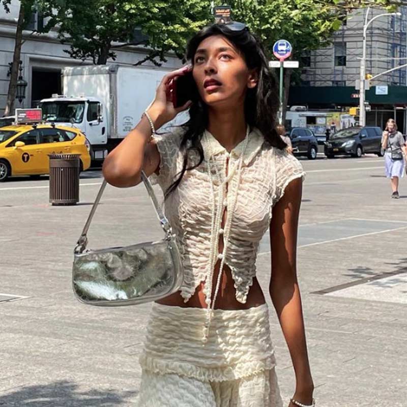 সকলের মুখে হাসি ফুটিয়েছেন যিনি, তাঁর মনেও উদ্বেগ! মেঘার কথা শুনে চিন্তায় পড়েছিলেন অনুরাগীরা। তার পর ৪ মাসের মাথায় এই মৃত্যুসংবাদ। অনেকেই যেন তা বিশ্বাস করতে পারছেন না।