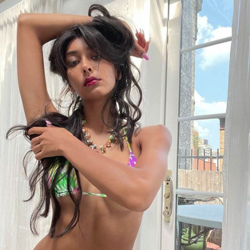 মেঘার আর এক অনুরাগী লিখেছেন, ‘‘প্রিয় মেঘা, তোমার মৃত্যুসংবাদ অত্যন্ত বেদনাদায়ক। আমি বিধ্বস্ত। তোমার পরিবারকে আমার ভালবাসা পাঠালাম। তোমার মতো এক জন অসাধারণ মেয়েকে হারিয়ে আমি শোকস্তব্ধ।’’