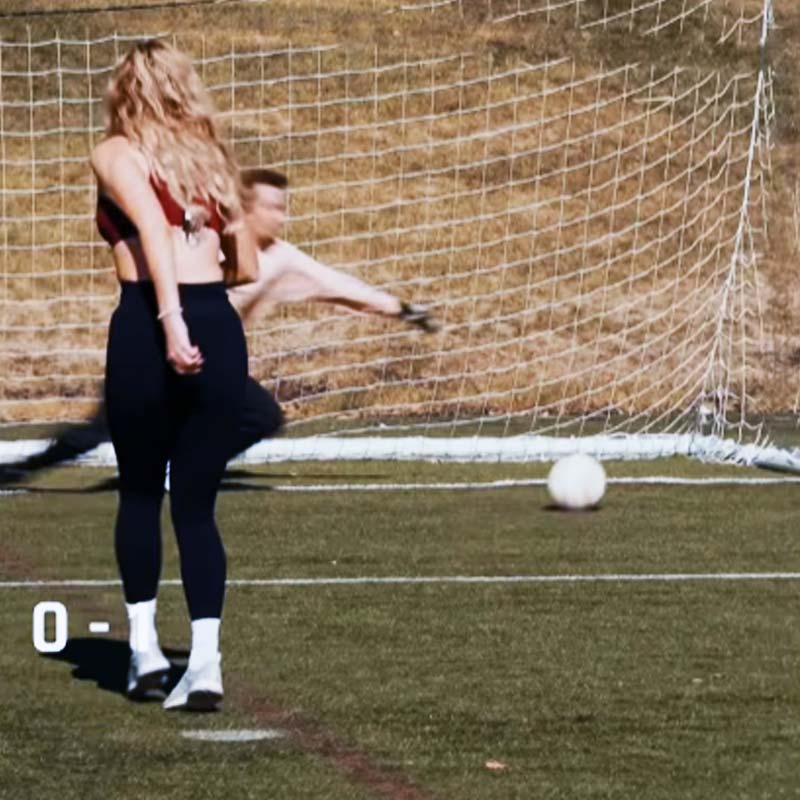 ৪২ সেকেন্ডে একটি সংক্ষিপ্ত ভিডিয়োয় রোনাল্ডো-সহ ৪ জন ফুটবলারের ভঙ্গি নকল করে দেখিয়েছেন পেজ়।