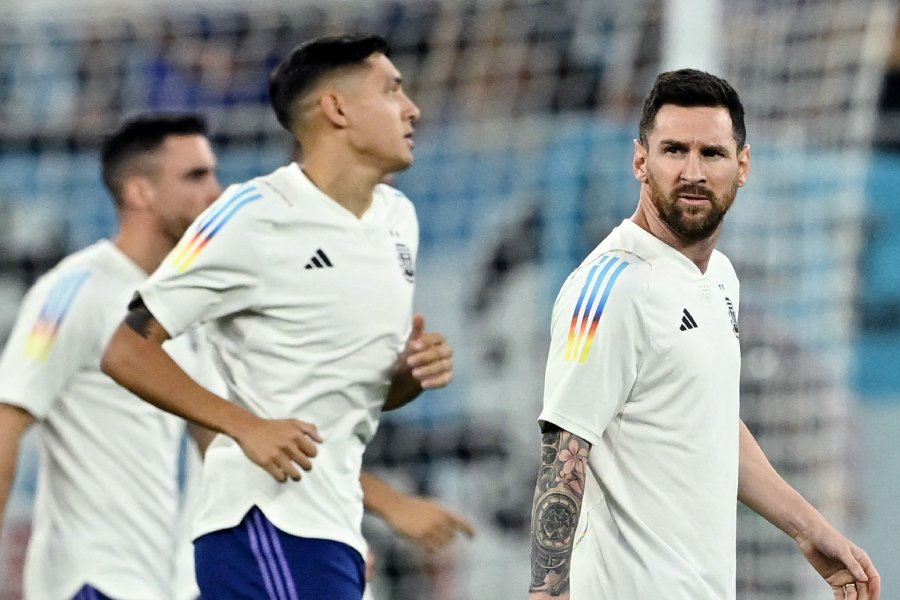 ম্যাচের আগে ওয়ার্ম-আপ করতে ব্যস্ত মেসি।