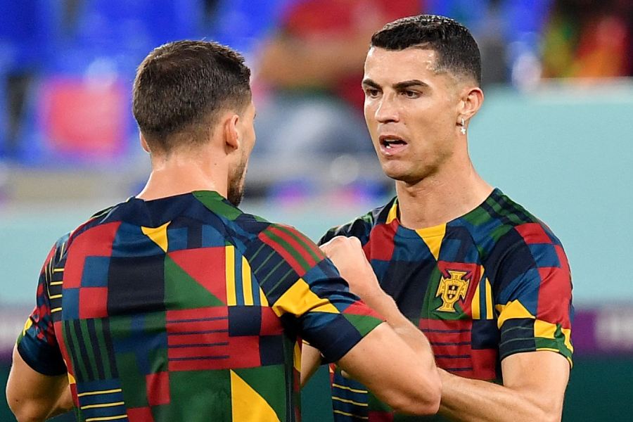 ম্যাচের আগে ওয়ার্ম-আপ করছেন রোনাল্ডো।