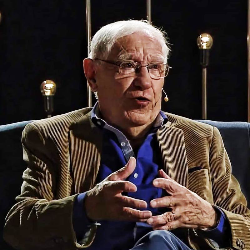 ফিফার হিসাব অনুযায়ী, কাতারে ফুটবল বিশ্বকাপ কভার করতে যাওয়া সাংবাদিকদের মধ্যে বর্ষীয়ান তিনিই। মোট ১৭টি বিশ্বকাপে তিনি সাংবাদিকতা করেছেন। 