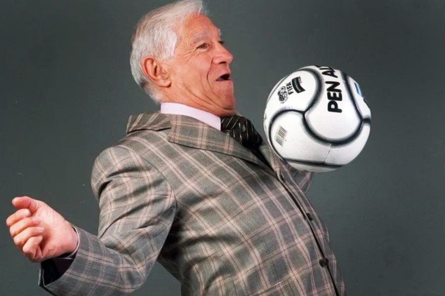 এ ছাড়া, অন্তত ৮টি বিশ্বকাপে সংবাদমাধ্যমের হয়ে কাজ করেছেন, এমন ৮২ সাংবাদিককে সম্প্রতি কাতারের রাজধানী দোহাতে বিশেষ সম্মান প্রদান করেছে ফিফা। ফিফার সঙ্গে সেই অনুষ্ঠানের যৌথ আয়োজক ছিল ইন্টারন্যাশনাল স্পোর্টস প্রেস অ্যাসোসিয়েশন (এআইপিএস)। 