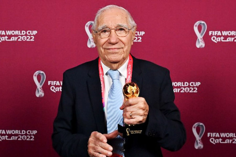 দোহার সেই অনুষ্ঠানের নাম দেওয়া হয়েছিল ‘জার্নালিস্টস অন দ্য পোডিয়াম’। সেখানে মারকুয়েজ ও অন্যান্যদের হাতে তুলে দেওয়া হয় ফুটবল বিশ্বকাপের একটি ক্ষুদ্র সংস্করণ। ব্রাজিলের কিংবদন্তি তারকা রোনাল্ডো নাজারিওর হাত থেকে পুরস্কার নেন মারকুয়েজ। 