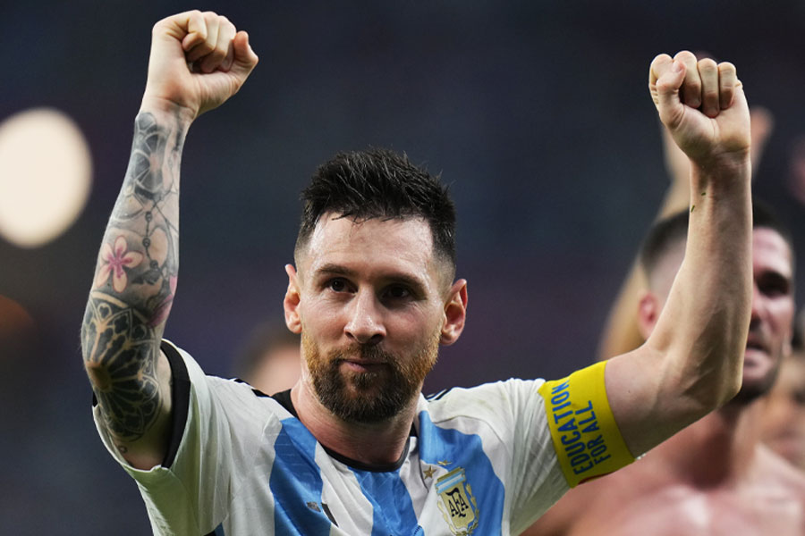 বিশ্বকাপের শুরুটা ভাল হয়নি, তবে সময়ের সঙ্গে সঙ্গে আর্জেন্টিনা ফিরেছে ছন্দে। গ্রুপ পর্যায় পেরিয়ে প্রি-কোয়ার্টার ফাইনালেও জয় ছিনিয়ে নিয়েছেন মেসিরা।