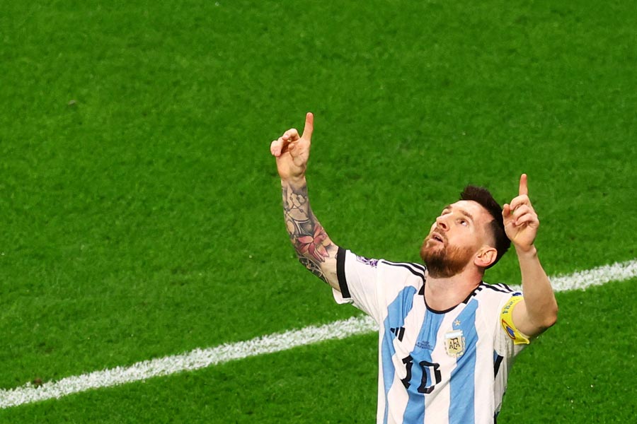 প্রি-কোয়ার্টার ফাইনালে অস্ট্রেলিয়াকে ২-১ গোলে হারিয়ে দিয়েছে আর্জেন্টিনা। দু’টি গোলের মধ্যে একটি স্বয়ং মেসির। ম্যাচের ৩৪ মিনিটের মাথায় তাঁর গোল খেলায় প্রাণ ফিরিয়ে আনে।