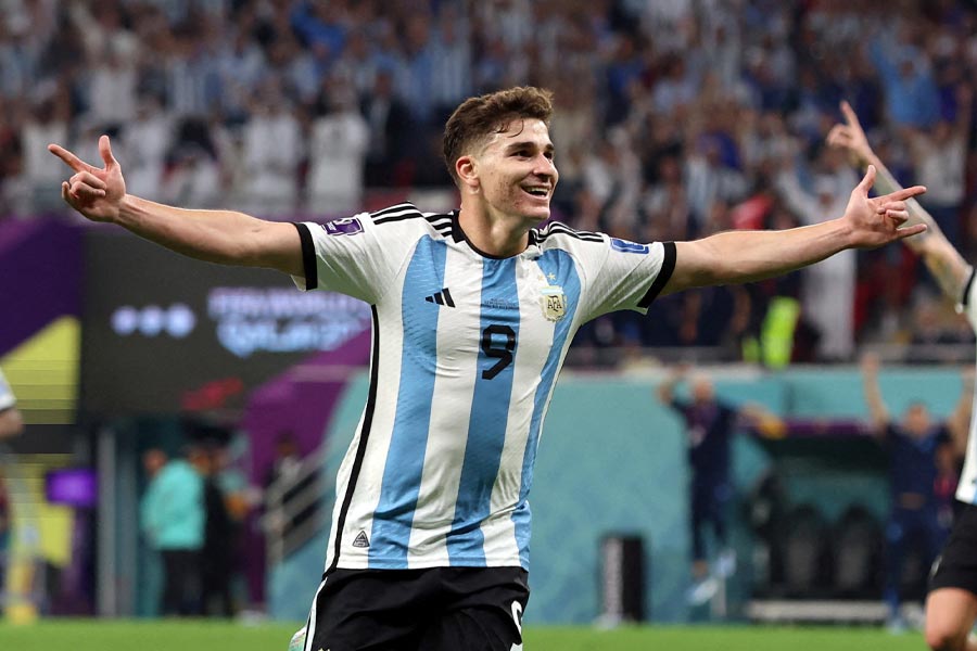 অস্ট্রেলিয়ার বিরুদ্ধে আরও একটি গোল করেছেন জুলিয়ান আলভারেজ। ম্যাচের ৫৭ মিনিটের মাথায় সেই গোল আর্জেন্টিনাকে এগিয়ে দেয় ২-০।