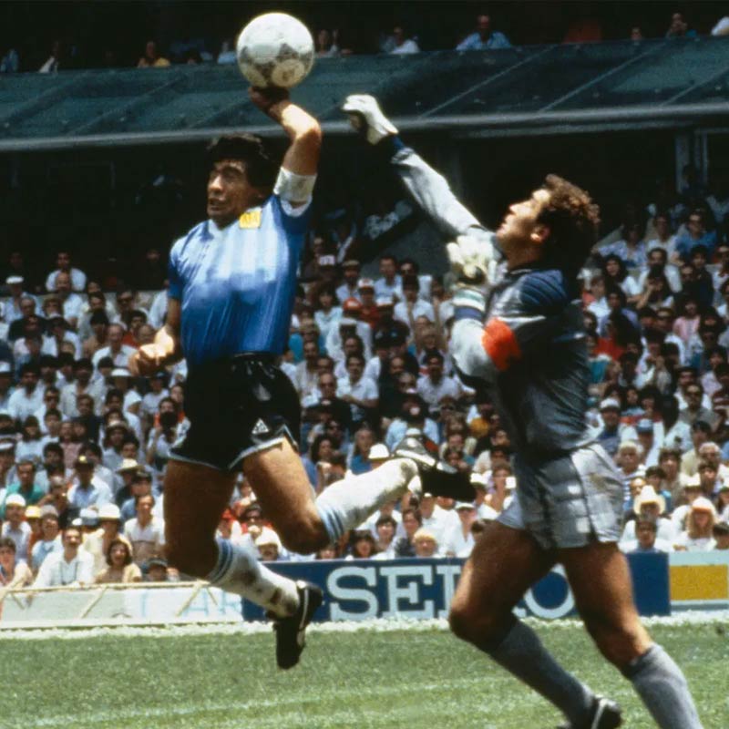 ১৯৮৬ সালে মারাদোনার ‘হ্যান্ড অফ গড’ বিতর্কের ঝড় তোলে। বিশ্বকাপের সেই আদি লগ্ন থেকে ফিফার বিবর্তন দেখেছেন মারকুয়েজ। কাতারের বিশ্বকাপে এক-একটি গোল নিয়ে প্রযুক্তির চুলচেরা বিশ্লেষণ তাঁর অভিজ্ঞতার ঝুলিকে আরও সমৃদ্ধ করল। 