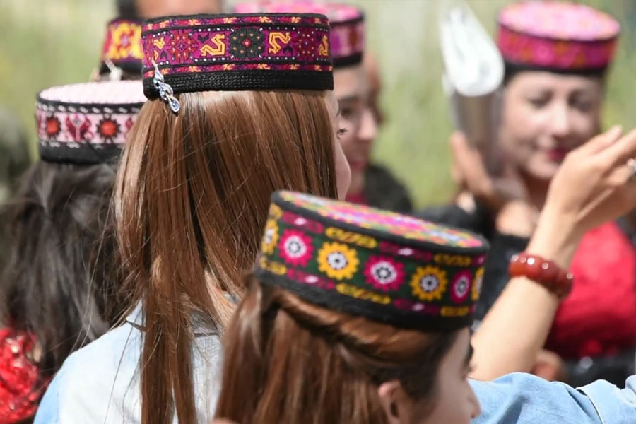 ‘আনন্দ’ সিনেমায় রাজেশ খন্নার সেই সংলাপ মনে আছে? যেখানে তিনি বলছেন, ‘‘বাবুমশাই, জিন্দেগি বড়ি হোনে চাহিয়ে, লম্বি নহি।’’ সুপারহিট এই সংলাপ অবশ্য এই এলাকায় অচল। এখানকার বাসিন্দাদের জীবন যতটা ‘লম্বি’, ততটাই উপভোগ্য।