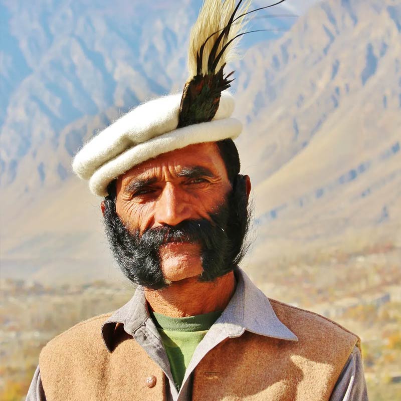 বুরুশোদের দেখে মনে হয়, তাঁরা যেন সব সময় নিজেদের যৌবনেই রয়েছেন। বয়সের ছাপ চোখেমুখে পড়ে না তাঁদের। সময়ের কাঁটা যেন তাঁদের জন্য থমকে গিয়েছে।