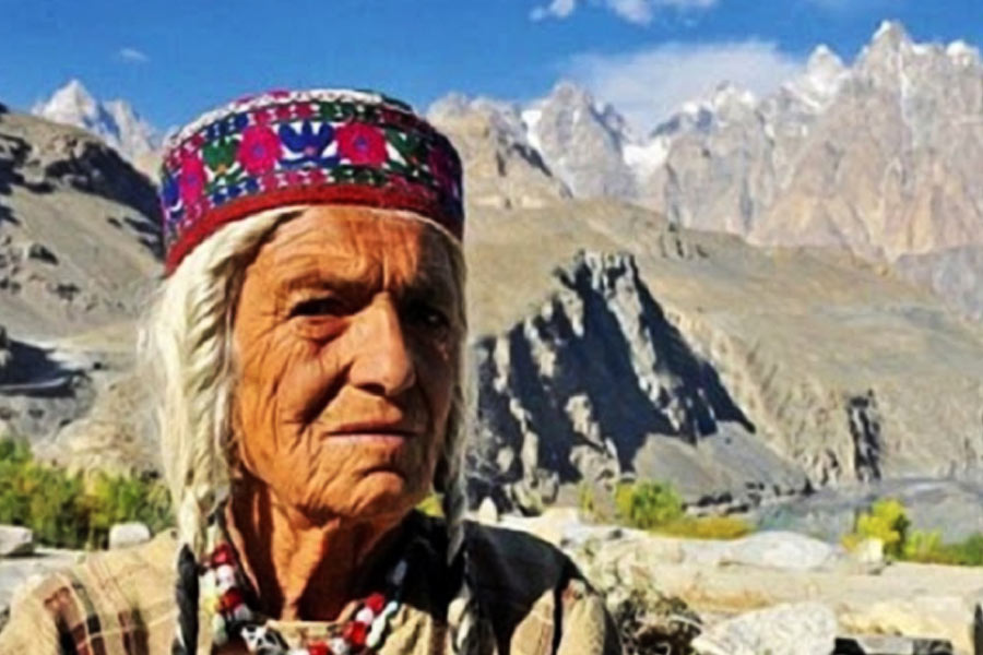 কিন্তু এই জমিগুলি কারও বাড়ির লাগোয়া নয়। পাহাড়ের ধাপ কেটে কেটে তৈরি জমিতে চাষ করেন বুরুশোরা।