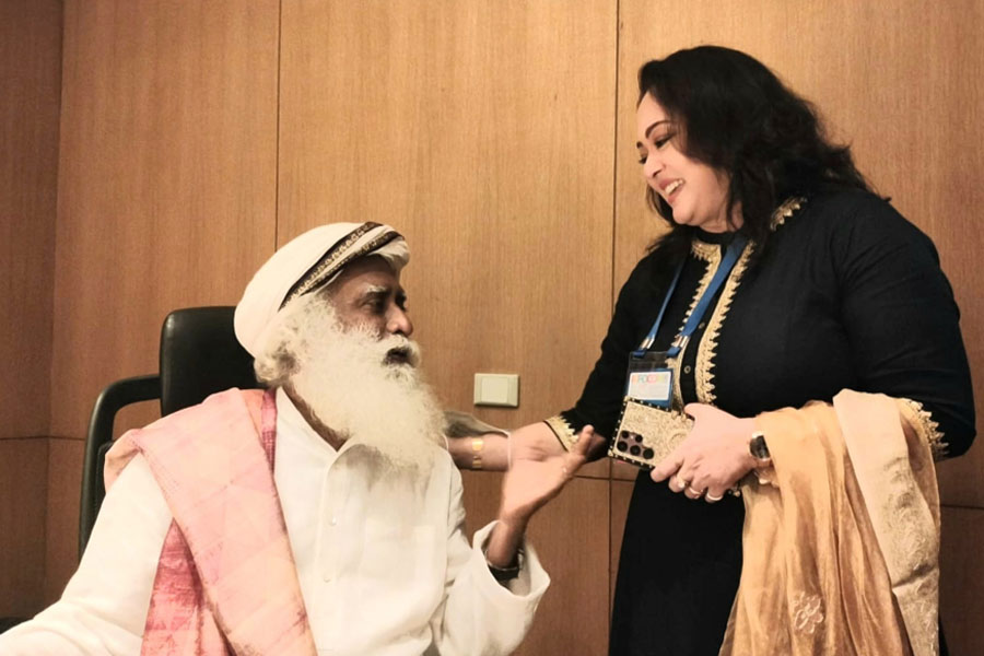 সদ্‌গুরু-অপরাজিতার সাক্ষাৎ