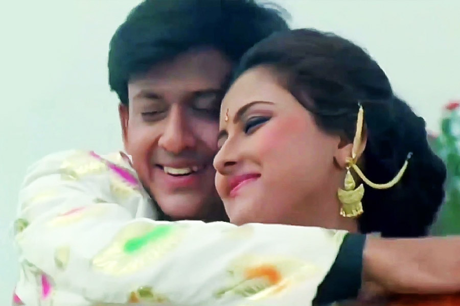 একসঙ্গে কাজ করতে গিয়েই সিদ্ধার্থর সঙ্গে বন্ধুত্বের শুরু। তার পর অবশ্য তাঁরা বিয়েও করেছিলেন। ইন্ডাস্ট্রি সূত্রে খবর এমনটাই। কিন্তু সেই সম্পর্ক টেকেনি। ২০০৪-এ বিচ্ছেদ হয় রচনা এবং সিদ্ধার্থর। কিন্তু এই সম্পর্ক, প্রেম, বিয়ে নিয়ে কখনও মুখ খোলেননি নায়িকা।