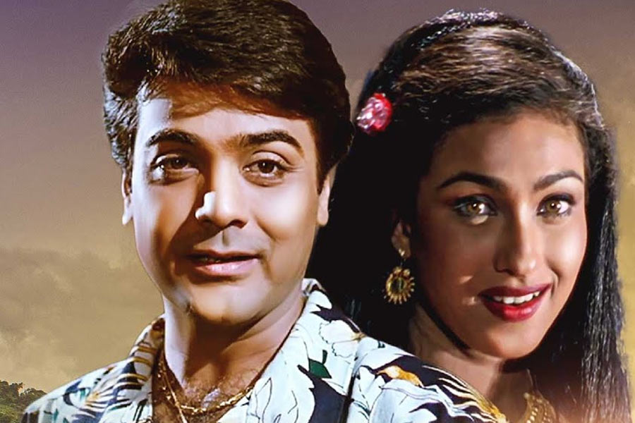 তত দিনে বাংলা ইন্ডাস্ট্রিতে নিজের জায়গা পাকা করে ফেলেছেন নায়িকা। সেই সময় প্রসেনজিৎ-ঋতুপর্ণা জুটি প্রায় ভাঙার পথে। তখনই পথ চলা শুরু প্রসেনজিৎ-রচনা জুটির। সেই জুটি নিয়েও কম গুঞ্জন হয়নি। ঋতুপর্ণা-প্রসেনজিৎ জুটির পর রচনার সঙ্গেই প্রসেনজিৎকে বেশ ভালবেসেছিল দর্শক।