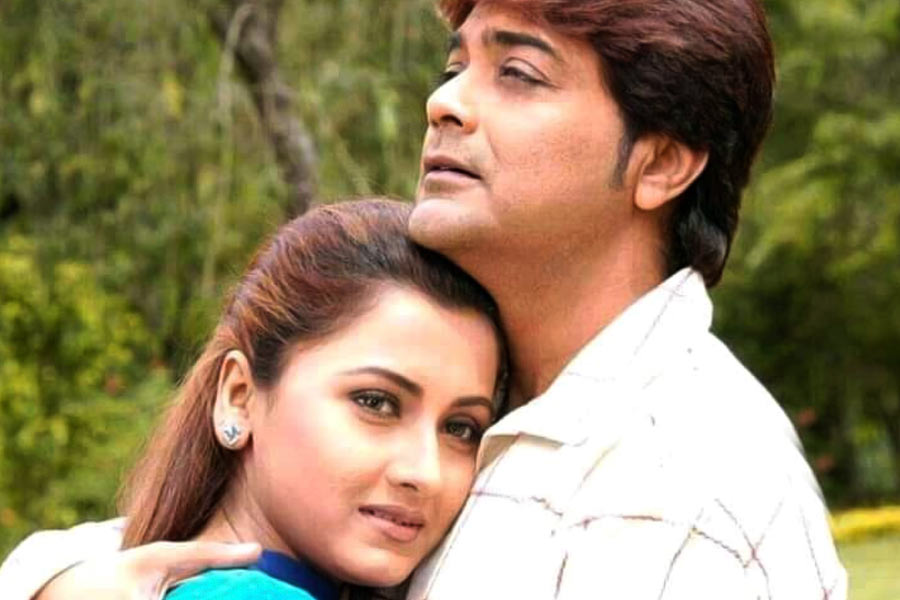 বহু বহু হিট ছবি দর্শককে উপহার দিয়েছে এই জুটি। একসঙ্গে প্রায় ৩৫টি ছবিতে অভিনয় করেছেন তাঁরা। সেখান থেকেই প্রশ্ন ওঠে তবে কি এ বার রচনায় মন মজেছে স্বয়ং ইন্ডাস্ট্রির? তবে সেই সব গুঞ্জনকেই ধূলিসাৎ করে দিয়েছেন তাঁরা। প্রসেনজিৎ এক বার মন্তব্য করেন যে রচনা এমন এক জন মানুষ, যাঁকে তিনি জনসমক্ষে জড়িয়েও ধরতে পারেন! 