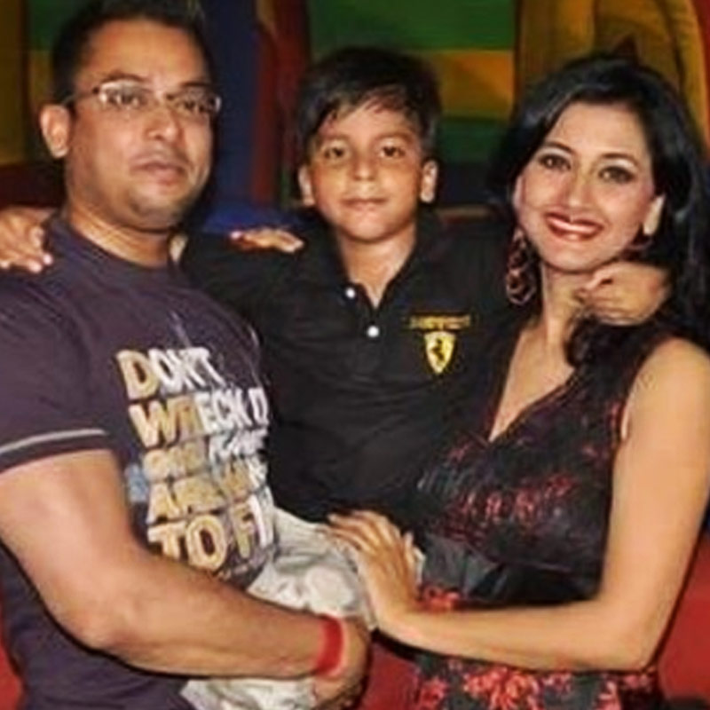 এত কিছুর মধ্যে রচনার হৃদয় হরণ করেছেন কলকাতারই এক ব্যবসায়ী। নাম প্রবাল বসু। চুপিচুপি মন দেওয়া-নেওয়া হয়ে যায়। কাকপক্ষীতেও টের পায়নি। কাজ ছাড়া তাঁর ব্যক্তিগত জীবন নিয়ে চর্চা হোক তা কখনও চান না রচনা। এ ক্ষেত্রেও ভেবেছিলেন সবটাই আড়ালে থাকবে। কিন্তু কথায় আছে, দেওয়ালেরও কান থাকে! 