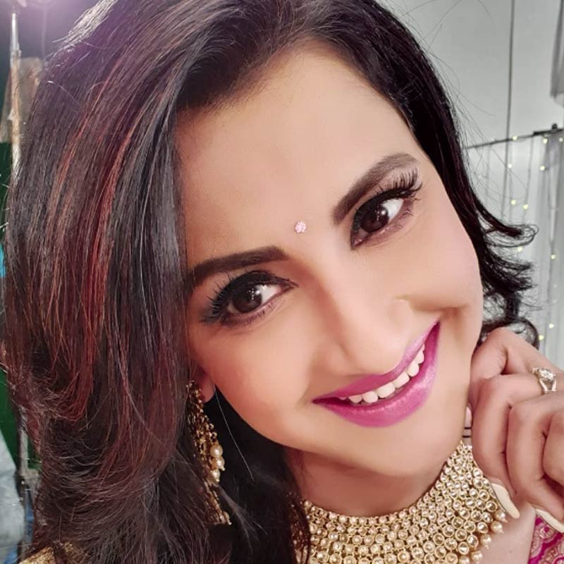 তবে সময়-অসময়ে তাঁরা একে অপরের পাশে আছেন। বাইপাসের বিলাসবহুল আবাসনে থাকেন নায়িকা। সুযোগ পেলে প্রবাল আসেন। তাঁরা একসঙ্গে সময় কাটান। একসঙ্গে খেতেও যান। ছেলের পরীক্ষার সময় বাবা তাঁকে পড়াশোনায় সাহায্য করেন। দিনের শেষে যে যাঁর বাড়িতে শান্তির ঘুম। 