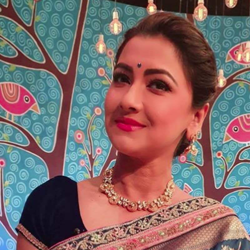 সিনেমা থেকে নিজেকে প্রায় এক প্রকার সরিয়েই নেন নায়িকা। বড় পর্দায় কাজ কমালেও ছোট পর্দায় আস্তে আস্তে নিজের পসার জমাচ্ছিলেন নায়িকা। ছোট পর্দায়ও প্রসেনজিৎ-রচনার হিট জুটি। ২০১৪ সালে ‘তুমি যে আমার’ নামে একটি রিয়্যালিটি শোয়ের সঞ্চালক হিসাবে দেখা যায় তাঁদের।