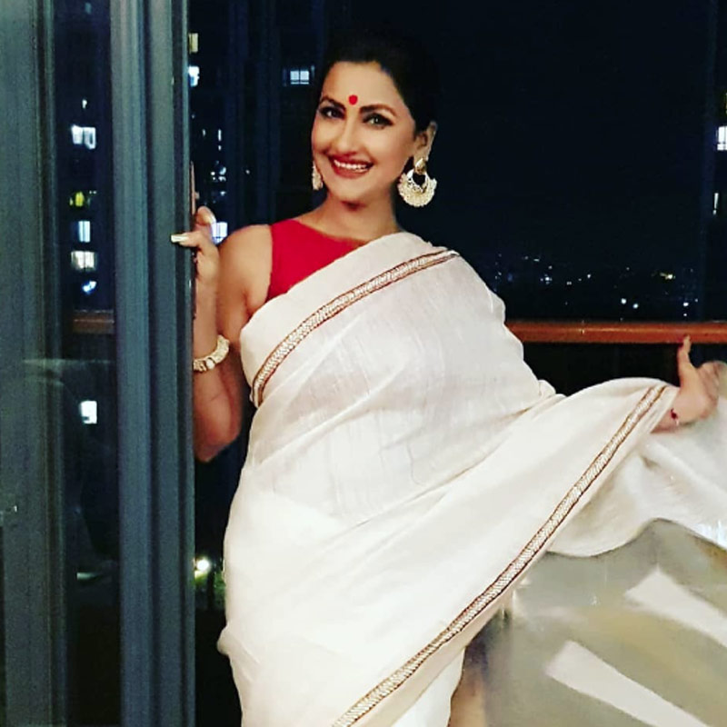 যদিও এই সব নিয়ে কোনও দিনই ভাবিত নন রচনা। রিয়্যালিটি শো-এর পাশাপাশি নিজের বুটিকও শুরু করেছেন নায়িকা। যেখানে রয়েছে নানা ধরনের শাড়ি, গয়না, ব্যাগ। নায়িকার ইচ্ছে রচনা নাম যেন থেকে যায় সকলের মনে। তাই এই নতুন ব্যবসার শুরু। 